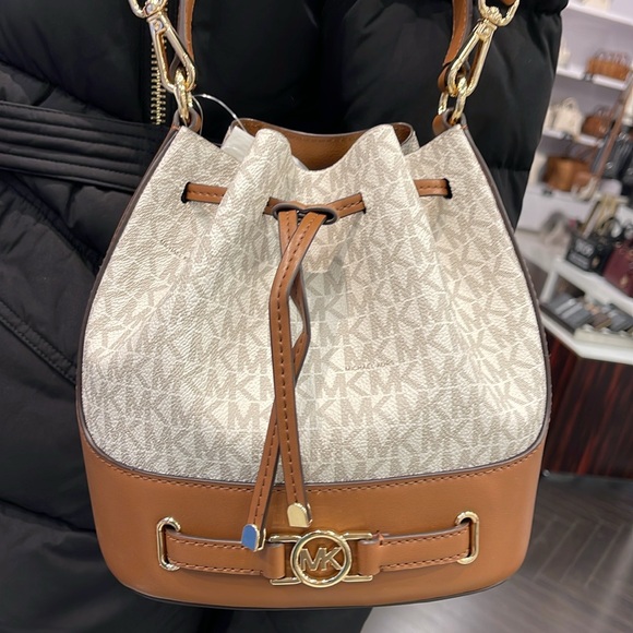 Michael Kors Reed Medium Belted Bucket Messenger Crossbody Handbag Vanilla MK - Picture 9 of 16